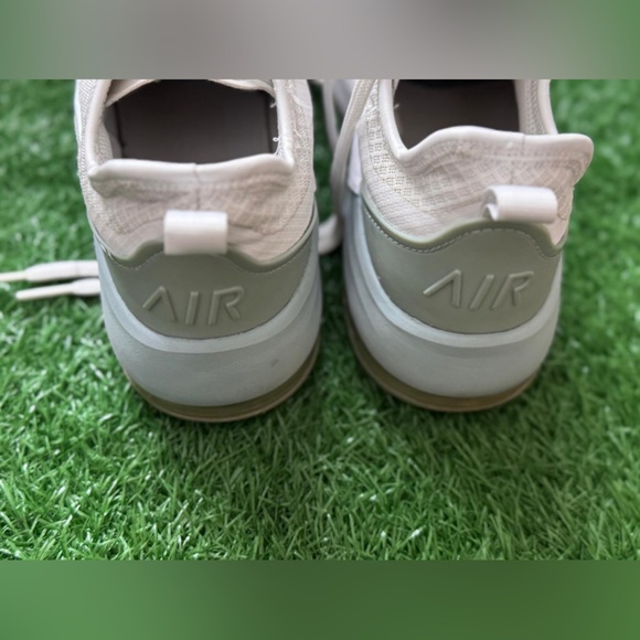 Nike Air‎ Max Motion 2
White Ocean Cube Size 9 - Picture 4 of 7